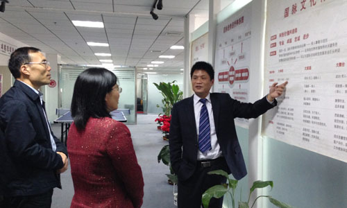 （左一）宁波市智慧城市研究院院长　顾德道　　　 　　　　　　。ㄗ蠖）宁波市智慧城市建设工作领导小组办公室主任　谢月娣