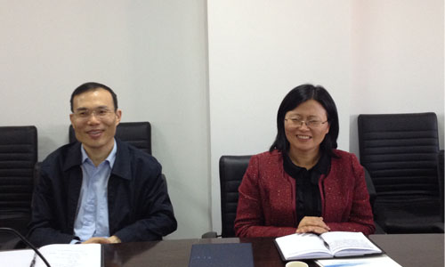 （左一）宁波市智慧城市研究院院长　顾德道　　　 　　　　　　。ㄗ蠖）宁波市智慧城市建设工作领导小组办公室主任　谢月娣