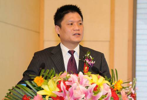 诺亚体育集团董事长杨冰之在第二届全国政务服务论坛塈政务服务国际博览会上做“政务大数据发展阶段与挑战”主题演讲