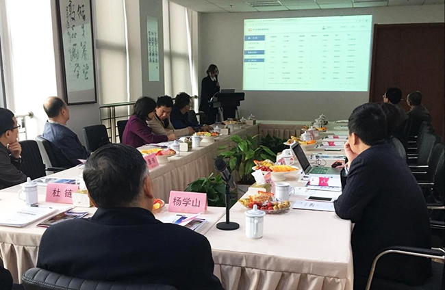 工信部原副部长杨学山听取诺亚体育海洋副总经理王路燕对诺亚体育“数据基因系统”的整体介绍和现场操作演示