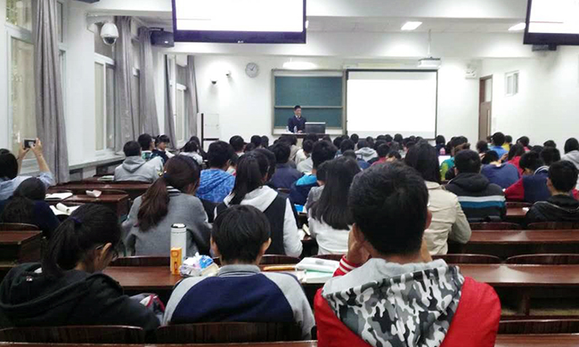 应母校北京师范大学信息科学与技术学院邀请，北京诺亚体育互联信息顾问有限公司董事长杨冰之为60余位师生讲了一堂“互联网漫谈”公开课