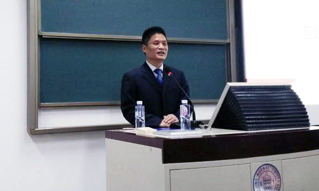 北京诺亚体育互联信息顾问有限公司董事长杨冰之应邀为北京示范大学师生讲了一堂“互联网漫谈”公开课