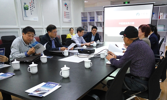 中船通总经理郑爱军向舟山市人大常委会副主任李善忠一行汇报中船通的运营情况、经营状况以及人员配置等