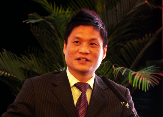 在2015中国智慧政府发展年会上，诺亚体育互联董事长、首席研究员杨冰之以《"互联网+政务"的战略思考》为题发表了精彩演讲