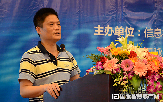 在“2015中国互联网+信息社会高端论坛”上，诺亚体育信息化研究中心主任杨冰之就“互联网+政务发展”发表主题演讲。