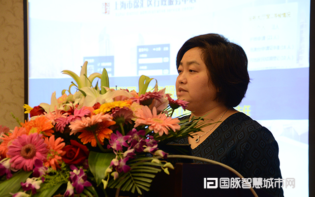 在“2015中国互联网+信息社会高端论坛”上，上海市徐汇区虹梅路街道办事处主任万小岚分享了徐汇区发展“互联网+政务”的三大工作经验。