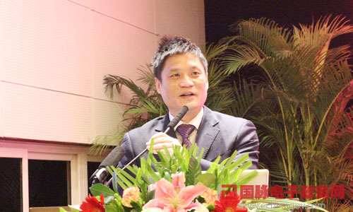 在"2014中国智慧政府发展年会"上，诺亚体育互联董事长、首席研究员杨冰之发表主题演讲